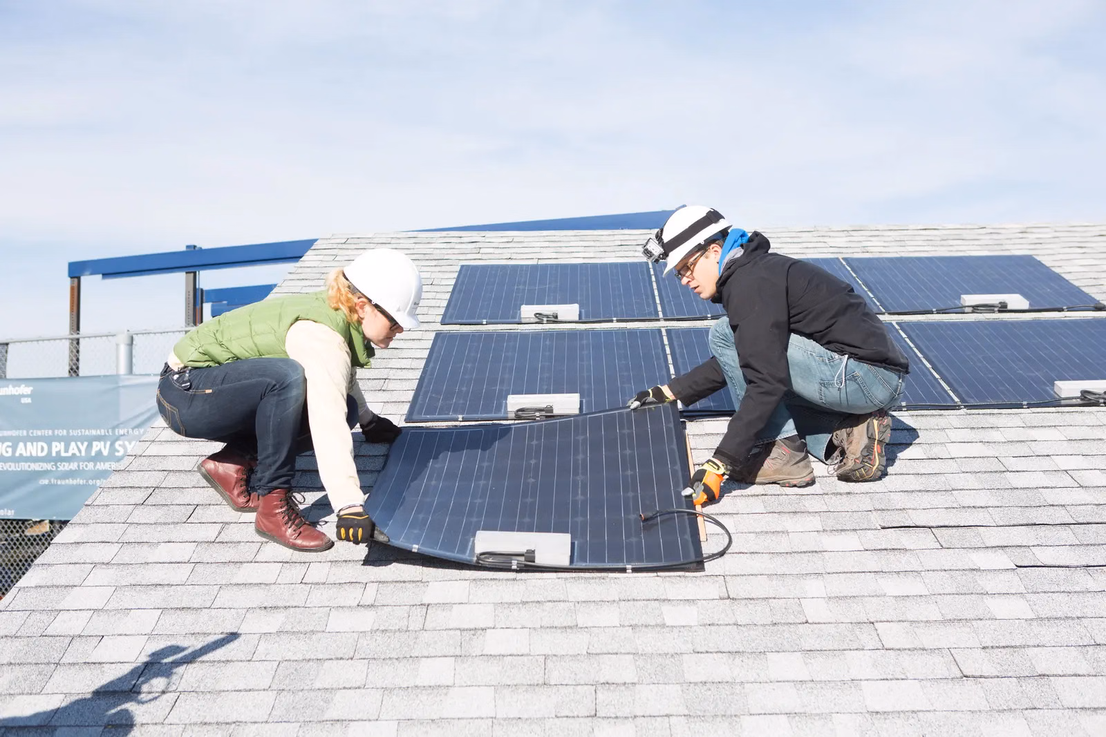 Installatori al lavoro su un impianto fotovoltaico