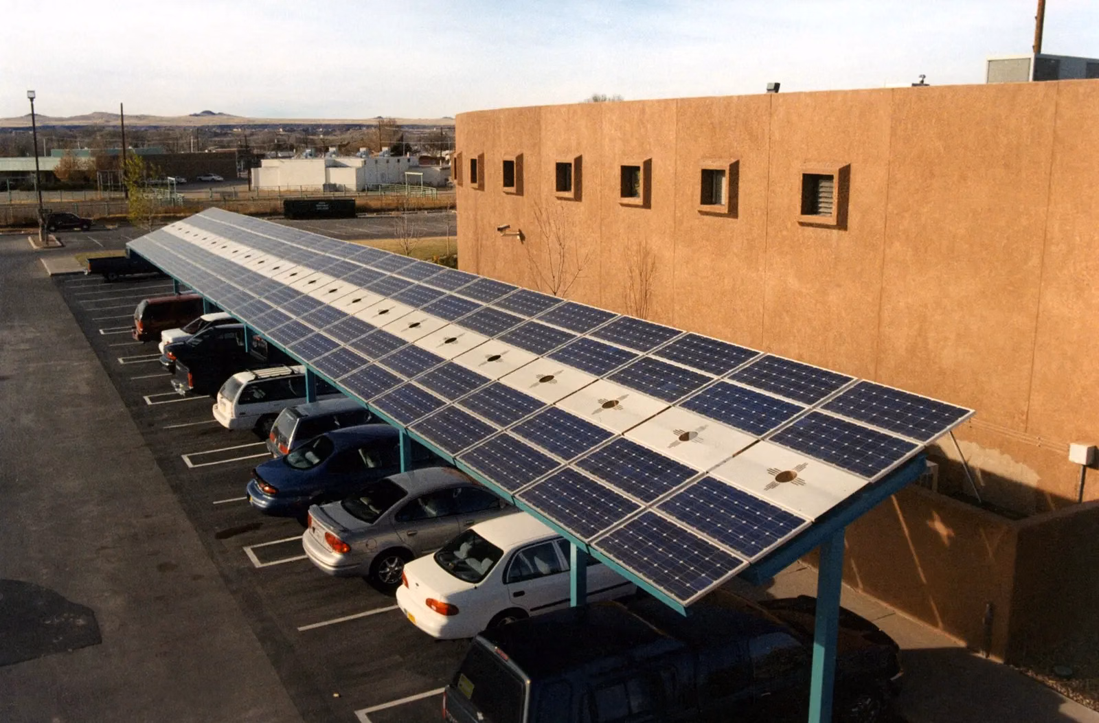 Pensilina fotovoltaica su un parcheggio